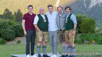 „1100 Mitglieder des Vereins sind stolz auf Dich“: Ehrung für Skispringer Andreas Wellinger