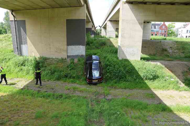Auto belandt tussen twee rijbanen en komt onder aan talud tot stilstand