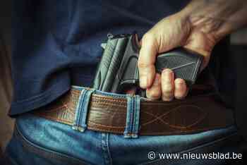 Gewapende verdachte stuit bij thuiskomst nietsvermoedend op politie tijdens huiszoeking