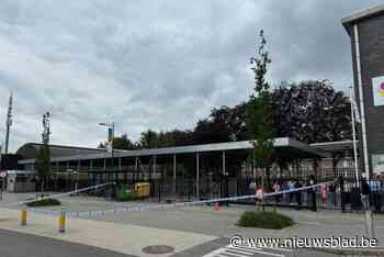 Tiener neergestoken aan schoolpoort, slachtoffer met mugteam naar ziekenhuis