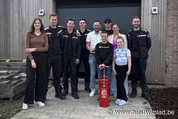 Slachtoffers woningbrand bedanken brandweermannen met een drink in vernieuwde woning