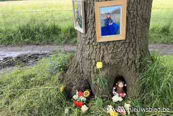 Lievelingsbank Lowieke aan Emmapadje onder dikke eik is nu ook herdenkingsplek