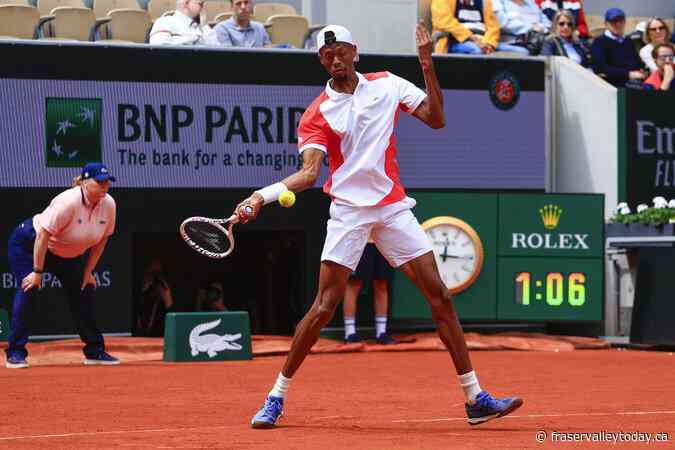 Iga Swiatek and Jannik Sinner start French Open with straight-set victories