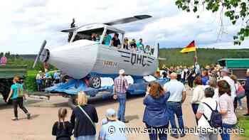 Dreschschuppen Fünfbronn: Festumzug mit Wagen zum Thema Brunnen