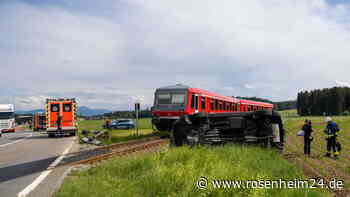 Folie nimmt Autofahrer die Sicht - Unfall mit Überschlag an Bahnübergang bei Traunreut