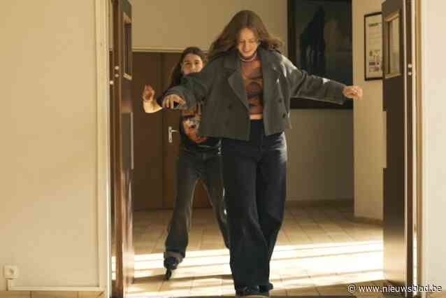 Popband neemt videoclip op in college, leerling Abel (17) is regisseur: “Skeeleren door de gangen, tent opzetten in de bibliotheek en in het zwembad springen”