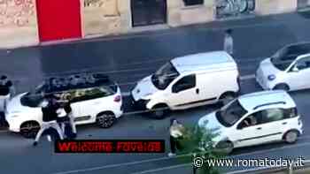 VIDEO | Maxi rissa in strada con coltelli e bottiglie rotte davanti al bar già chiuso dal questore