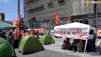 VIDEO | In tenda sotto l'assessorato al Patrimonio: "Il Piano casa è chiuso in un cassetto? Lo applichiamo noi"