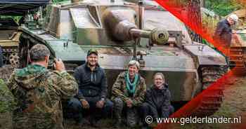 Actievoerders bezetten Erasmusgebouw • Oorlogsvoertuigen in Overloon