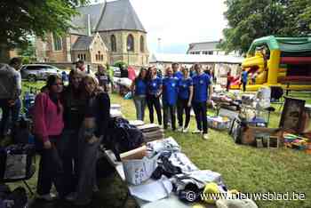 Eerste rommelmarkt van nieuwe generatie feestcomité is meteen succes