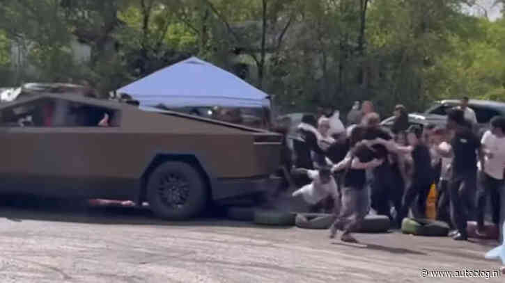 Halve gare probeert donuts met Cybertruck, rijdt publiek in [video]