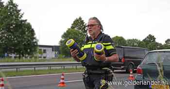 Automobilist rijdt al lurkend aan lachgaspatronen over de A59, politiehelikopter spoort hem op