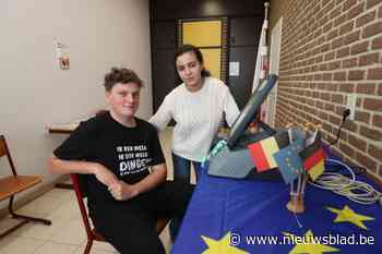 Peltse first voters oefenen op stemcomputers: “Politiek, dat zijn oude mannen die ruziemaken over het bestuur van een land”