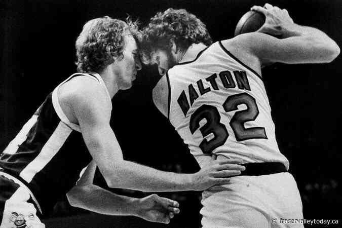 Bill Walton, Hall of Fame player who became a star broadcaster, dies at 71