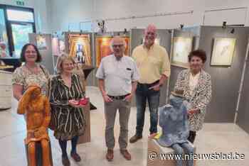 Kunstenaars stellen tentoon tijdens avondmarkt