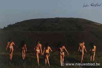 Foto van halfnaakte vrouwen doorgekrast en beklad: “Eerlijk, ik had dit verwacht”