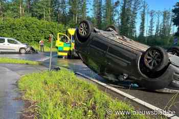 Auto slaat over de kop bij botsing in Eigenbilzen