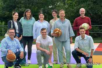 Internationaal kunstenaar Oli-B tovert oud basketbalplein om tot omnisportterrein