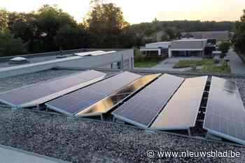 Zonnepanelen op daken van gemeenteschool gelegd