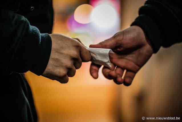 Twintigers verbrassen 145.000 euro aan drugsgeld aan merkkledij en feestjes, maar hopen op lichte straf: “Hij weende elke dag in de gevangenis”