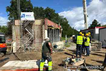 Duizend ton wegende brug wordt onder spoor in Termien geschoven