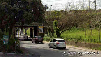 Speronano e rapinano automobilista di smartphone e bancomat