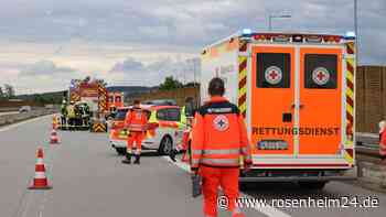 Schwerer Unfall auf A94 - Lkw erfasst Auto auf Standstreifen
