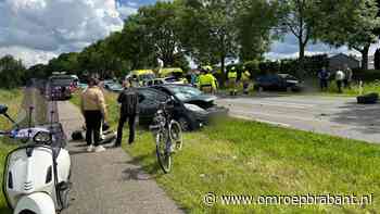 Bestuurder zwaargewond na botsing met vijf auto's, weg dicht