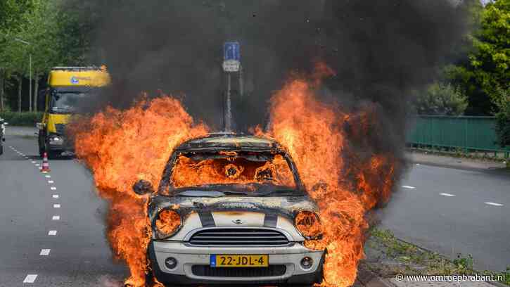 Auto vliegt al rijdend in brand, begon met klein vlammetje