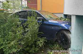 FW Dresden: PKW fährt in Schulgebäude