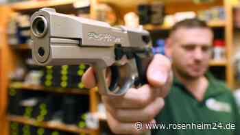 Mann schießt mit Schreckschuss-Pistole mitten in der Stadt – Darf er das?