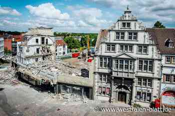 Abrissbagger reißen riesiges Loch in markante Paderborner Häuserzeile