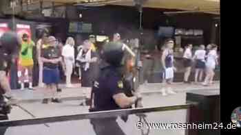 Schüsse am Ballermann – Polizei geht mit Platzpatronen gegen deutsche Fußball-Fans vor