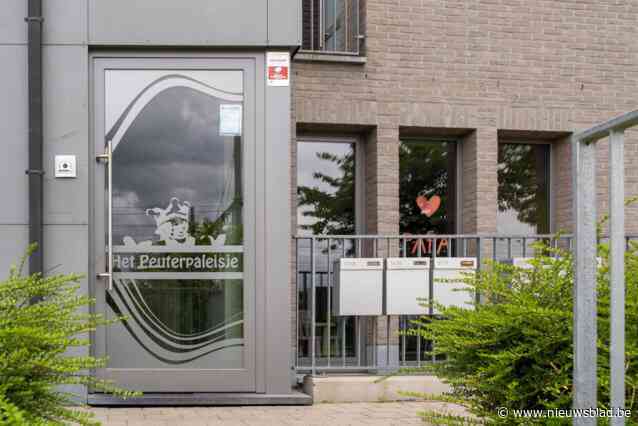 Personeel van crèche staat terecht voor dood van baby, die twintig minuten lang op buikje lag: “De babyborrel bleek achteraf het afscheid”