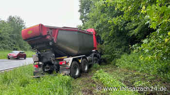 Verkehrschaos im Altlandkreis Wasserburg: Lkw weicht Stauende aus und kommt von Straße ab