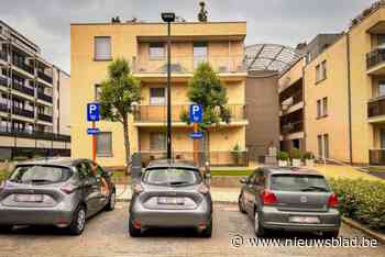 Bewoners serviceflats boos op elektrische deelwagens: “Ze nemen onze parkeerplaatsen weg”