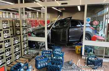 FW Kamen: PKW fährt in den Getränkemarkt