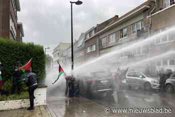 Politie drijft manifestatie aan Israëlische ambassade uiteen: studente moet geopereerd worden aan ogen en dient klacht in