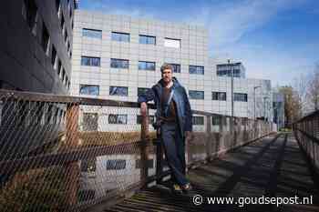 Bram Tackenberg maakt van AZC spil om verhalen uit te wisselen