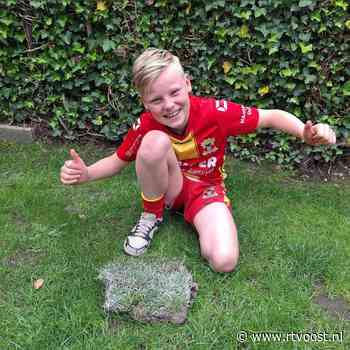 Vader Bjorn en zoon Stijn hebben de middenstip van Go Ahead in de tuin liggen