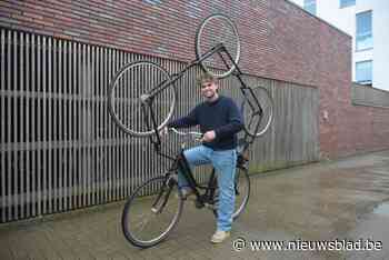 Airbags, vijf wielen en... koffiezet: student Alec (24) ontwerpt fiets om gebrekkige fietsinfrastructuur in stad te ‘overleven’: “Toestand is bedroevend”