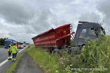 Vrachtwagen komt in middenberm terecht na klapband