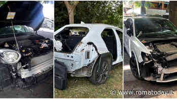 Il quartiere è al buio e le auto vengono cannibalizzate