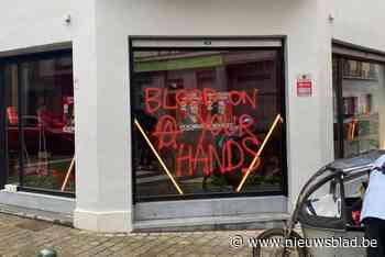 Gevel van Vooruit-kantoor beklad met slogan ‘Blood on your hands’