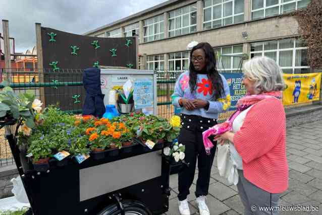Vierdewereldgroep deelt gratis bloemen uit om buurt op te fleuren voor ‘Dag van de Buren’