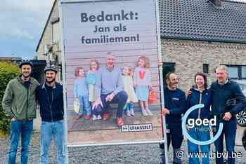Collega’s zwaaien directeur Jan Vanhove uit met spandoeken langs fietsroute van 6 km