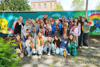 Geelse kinderen geven lange scheidingsmuur De Waaiburg meer kleur