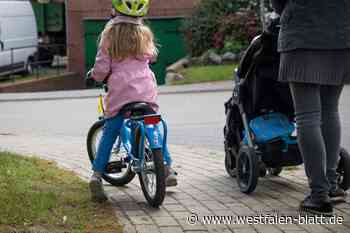 Höxter: Lastwagen fährt auf Gehweg beinahe Frau mit Kinderwagen um