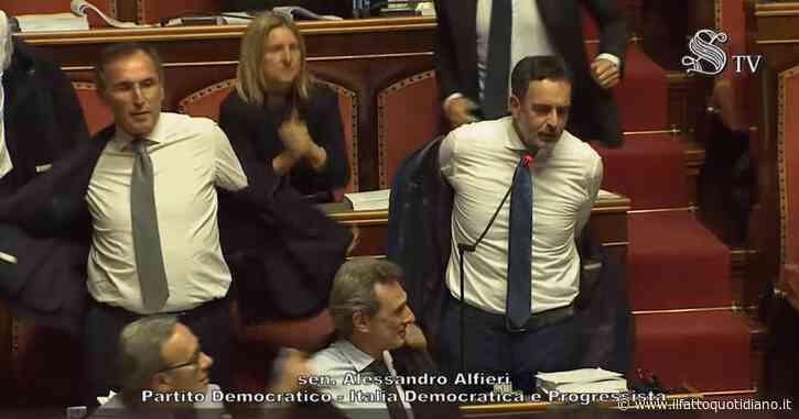 Proteste contro il premierato in Aula, i senatori dell’opposizione tolgono le giacche e violano il “dress code”. Seduta interrotta – Video