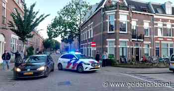 Achtervolging in Nijmeegse woonwijk eindigt in achtertuin, man springt uit auto en rent schutting over